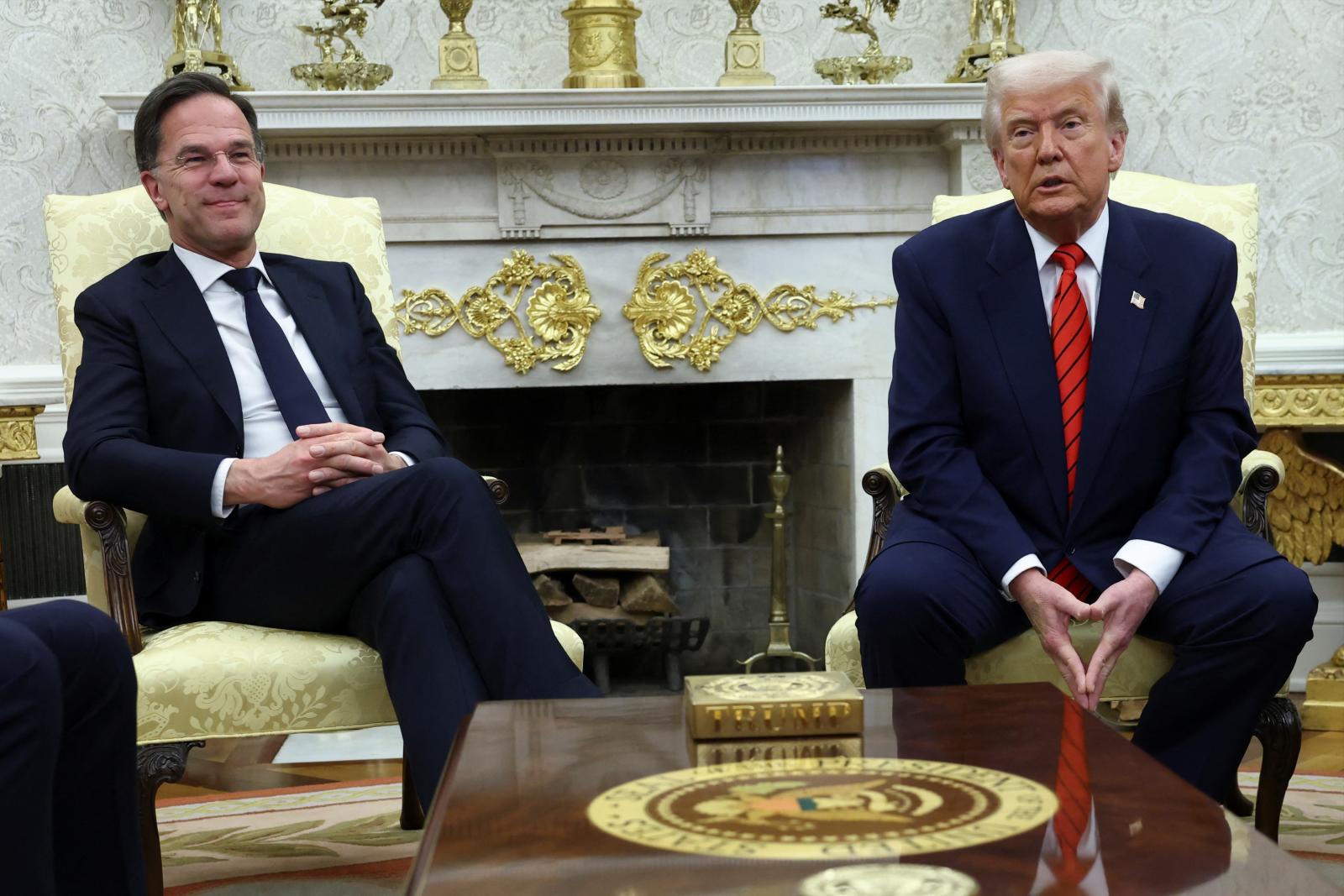 El presidente de EE UU, Donald Trump, y el secretario general de la OTAN, Mark Rutte, durante su reunión este jueves en el Despacho Oval.