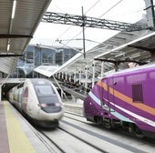 Dos trenes en la estación de Chamartín.