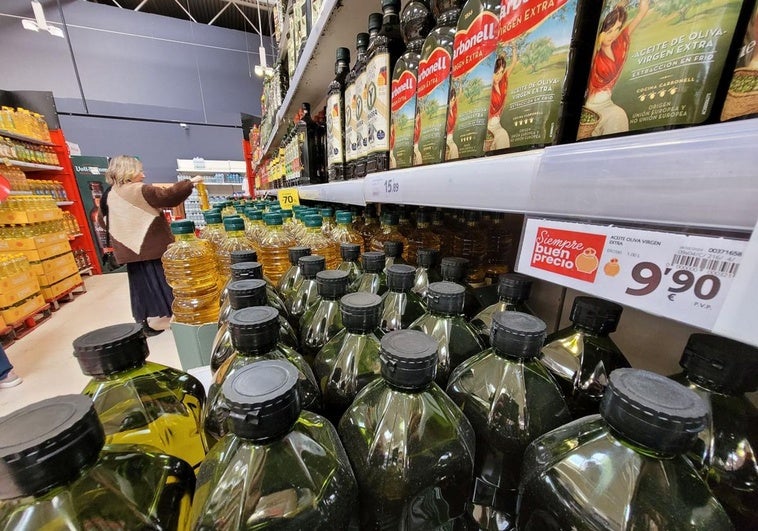 Botellas de aceite de oliva en un supermercado.