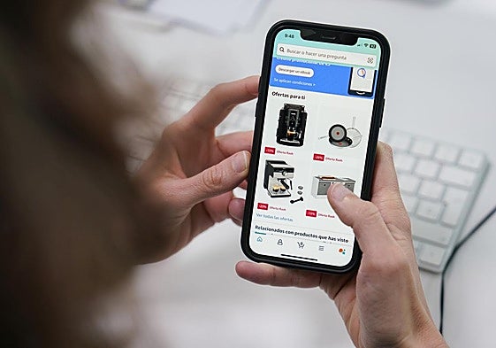 Una mujer hace una compra por internet.