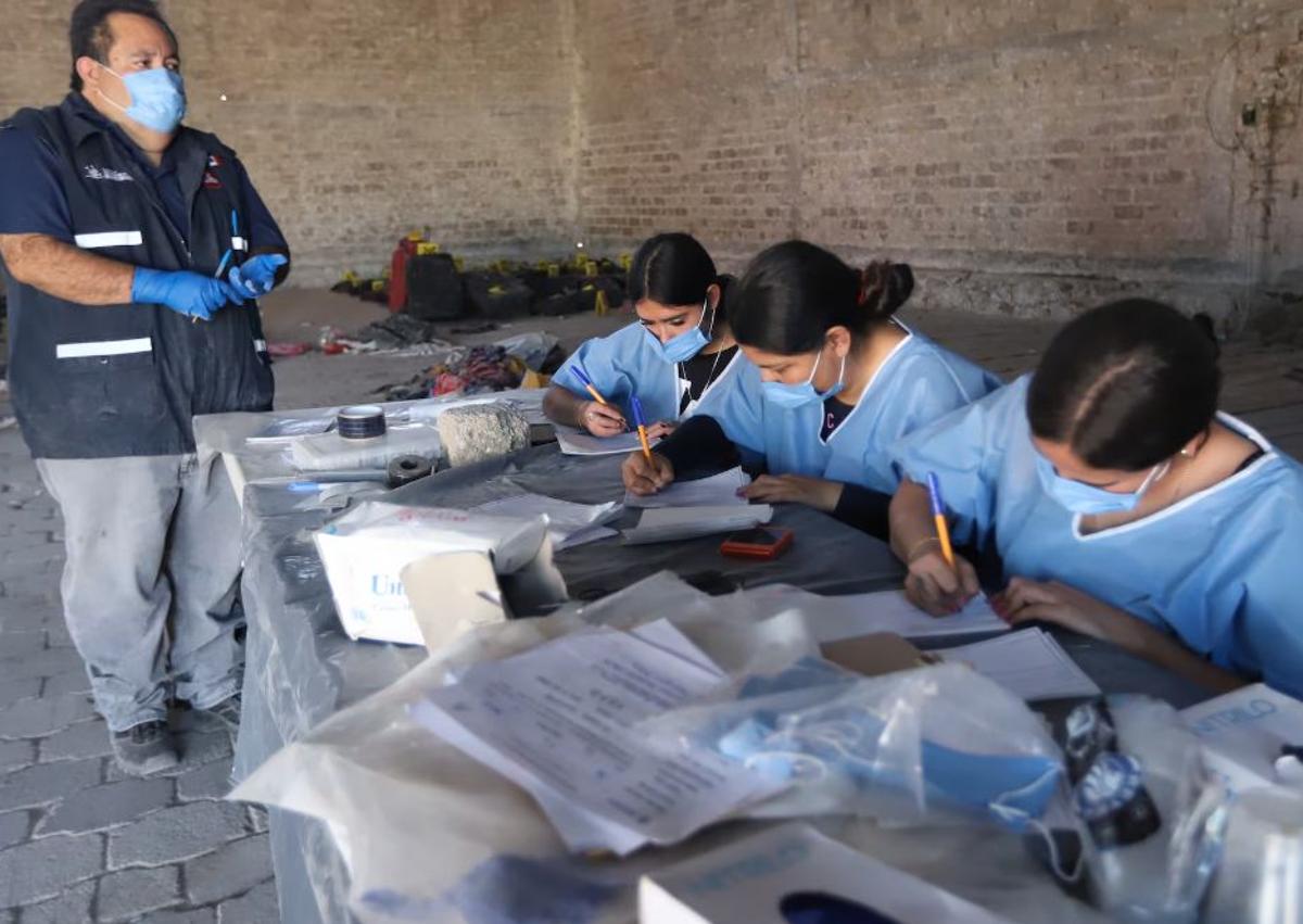 Imagen secundaria 1 - Vista general del Rancho Izaguirre; voluntarios de 'Guerreros de Jalisco' clasifican pruebas; labores de excavación en la zona.