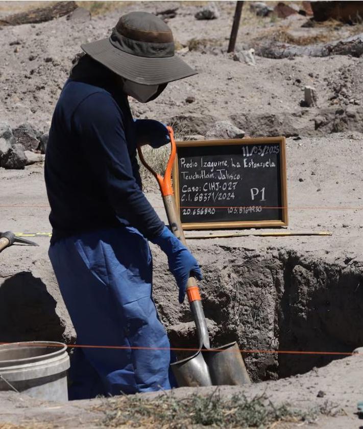 Imagen secundaria 2 - Vista general del Rancho Izaguirre; voluntarios de 'Guerreros de Jalisco' clasifican pruebas; labores de excavación en la zona.