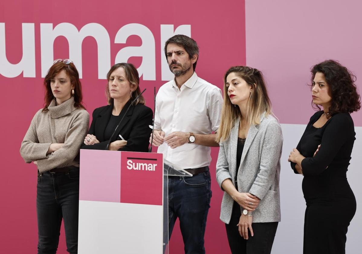 El portavoz de Sumar, Ernest Urtasun; la secretaria de Comunicación, Elizabeth Duval; la secretaria de Feminismos, Amanda Andrades; la secretaria de Organización, Lara Hernández; y Paloma Moreno (de izda a dcha).