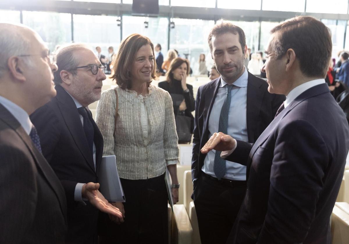 El presidente de BBVA, Carlos Torres, charla con el CEO del Santander, Héctor Grisi, la presidenta de la AEB, Alejandra Kindelán, y el ministro de Economía, Carlos Cuerpo.