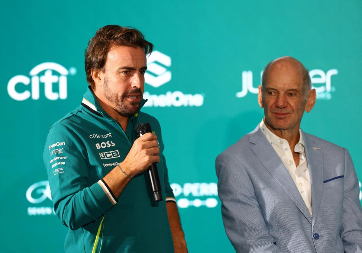 Fernando Alonso y Adrian Newey, durante la presentación del ingeniero con Aston Martin.