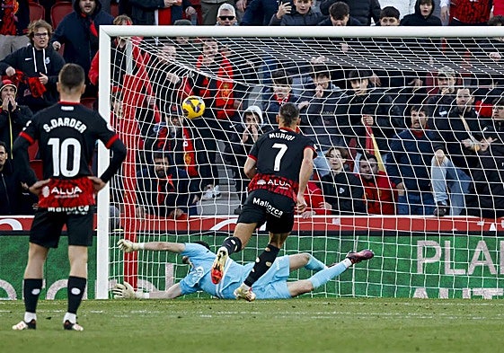 Muriqi, de penalti, da la victoria al Mallorca en el descuento