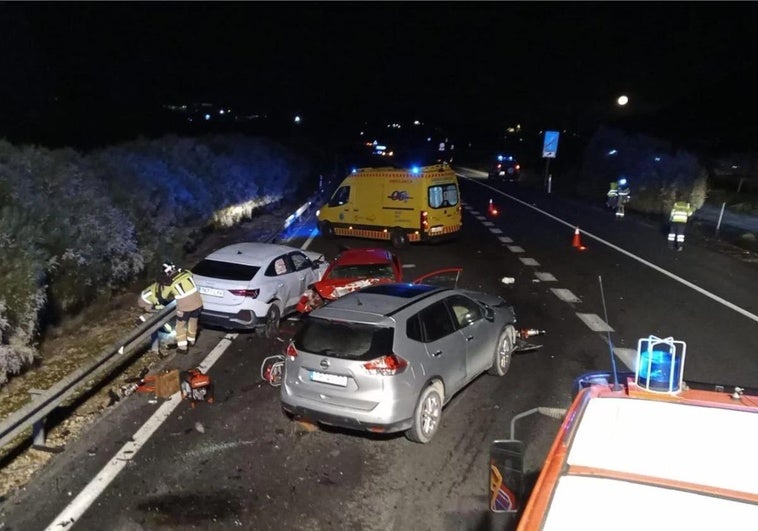 Dos muertos y una herida muy grave en un accidente causado por un coche en sentido contrario en Murcia