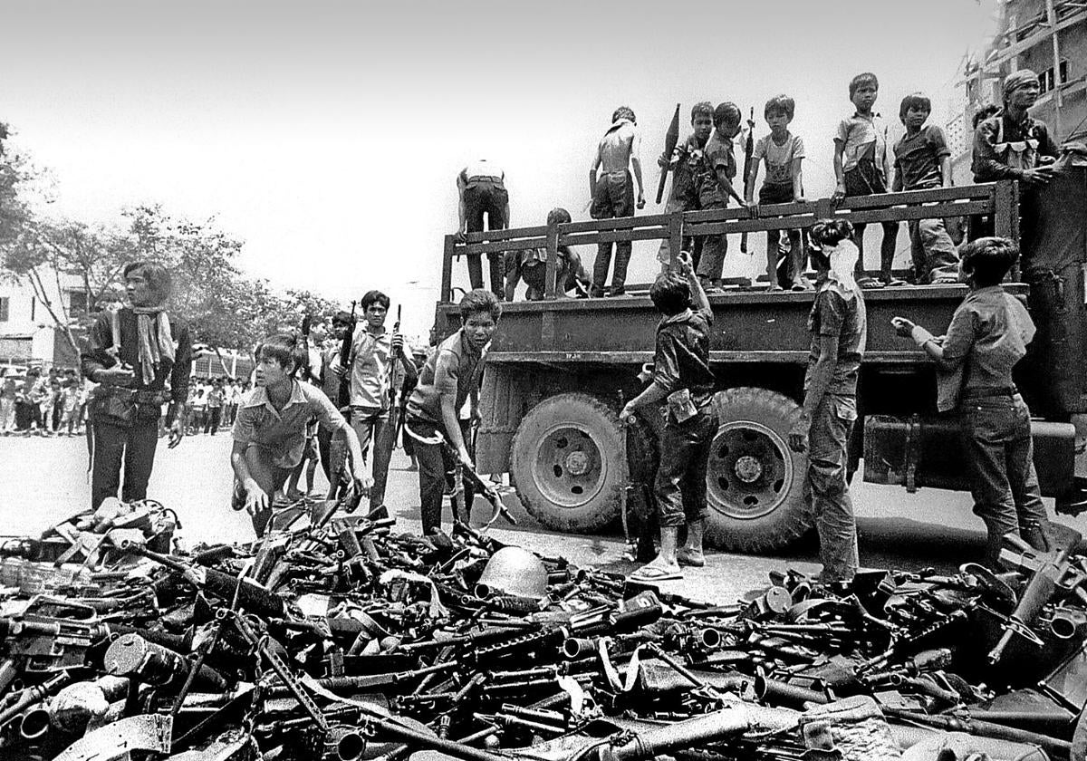 Jemeres Rojos apilando armas confiscadas a soldados republicanos derrotados el 17 de abril de 1975 en Phnom Penh.