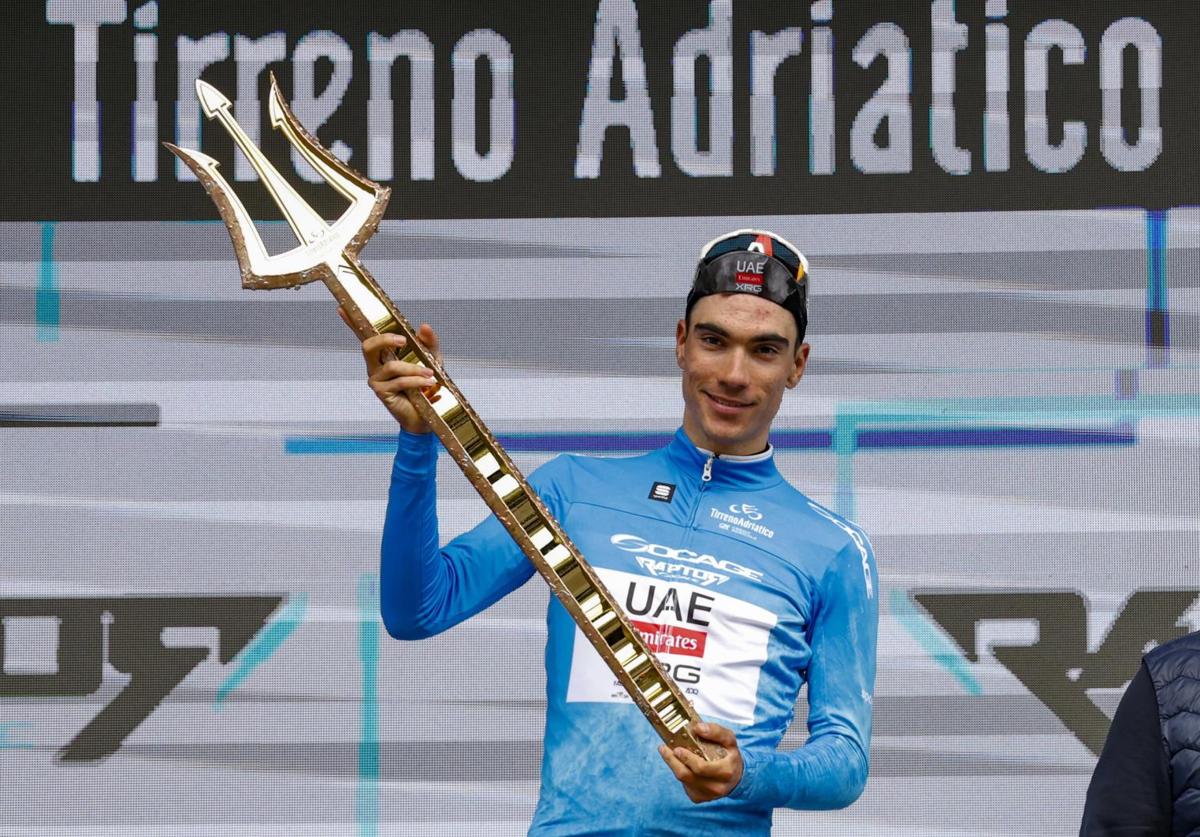 Juan Ayuso celebra su victoria en la Tirreno-Adriático.