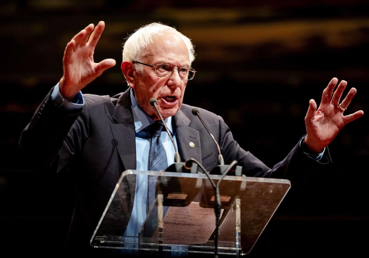 El senador Bernie Sanders ha pasado a la acción ante la crisis política que golpea a los demócratas.