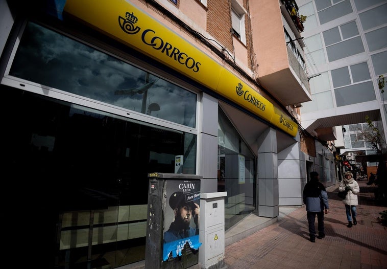 Correos acuerda con los sindicatos reubicar a los casi 800 trabajadores de los 36 centros que cerrará en 2025