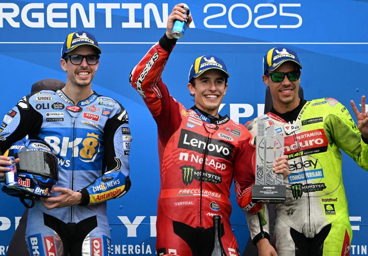 Marc Márquez, en el centro, celebra su victoria en Argentina junto a sus compañeros en el podio, Álex Márquez y Franco Morbidelli.