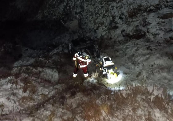 Efectivos de emergencias, anoche en el lugar del accidente.