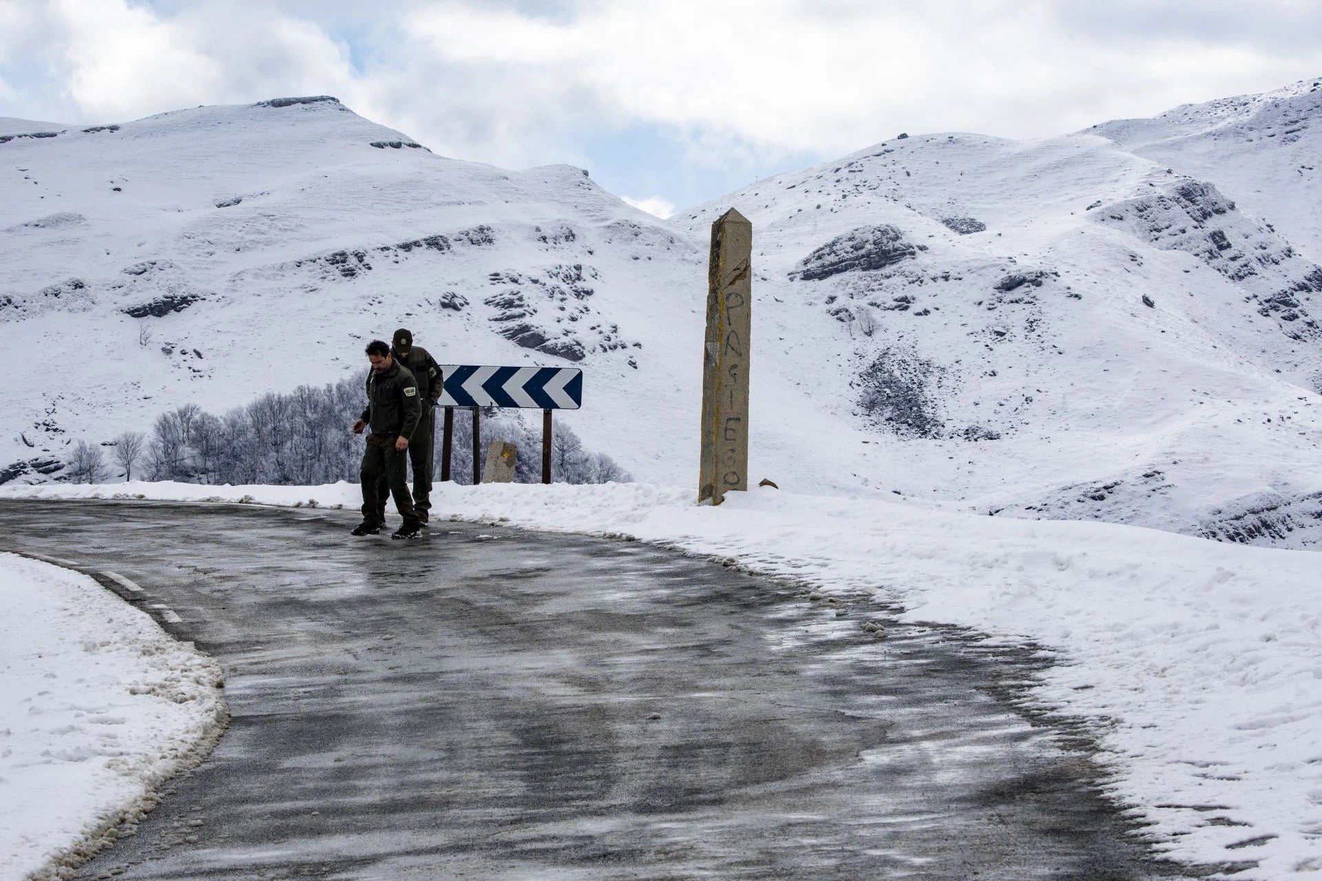 Miembros de la Guardia Civil inspeccionan una de las curvas de la CA-643 donde ha ocurrido el accidente.