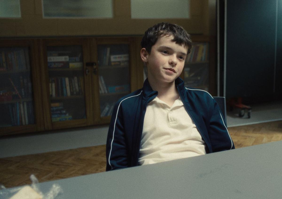 Imagen secundaria 1 - Arriba, Faye Marsay como la detective sargento Frank, Jo Hartley como la señorita Fenumore y Ashley Walters como el inspector Bascombe; debajo, Owen Cooper y Erin Doherty, como la psicóloga.