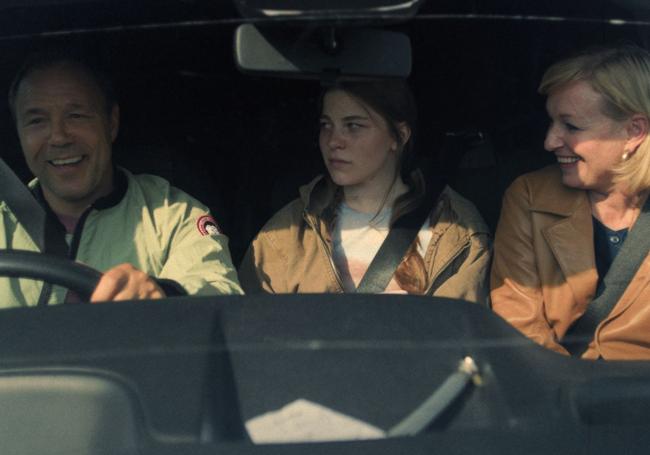 Stephen Graham, Amelia Pease y Christine Tremarco, en el cuarto capítulo.