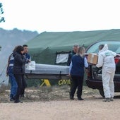 Forenses y guardias civiles junto a las pruebas y el cuerpo sin vida localizado el domingo.