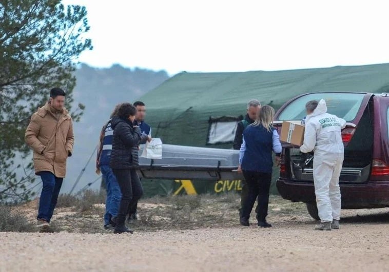 Forenses y guardias civiles junto a las pruebas y el cuerpo sin vida localizado el domingo.