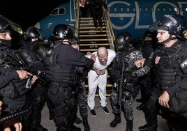 Los presos salvadoreños fueron expulsados en tres aviones.