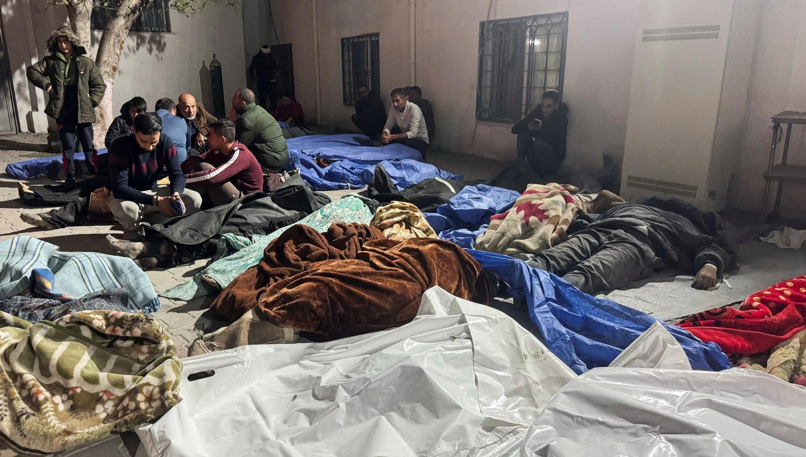 Los cadáveres se apilan a las puertas de un hospital en Gaza.