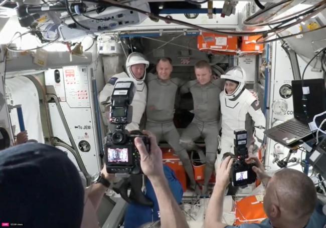 El astronauta de la NASA Butch Wilmore, el cosmonauta de Roscosmos Aleksandr Gorbunov y los astronautas de la NASA Nick Hague y Suni Williams posan para una foto desde una cápsula Crew Dragon de SpaceX antes de cerrar la escotilla.