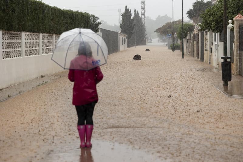 Una mujer observa una calle en la barriada de Campanillas en Málaga.