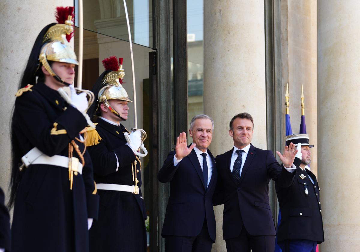 Emmanuel Macron recibe a Mark Carney en París.