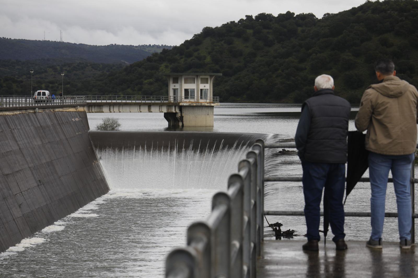 El embalse San Rafael de Navallana en Córdoba desembalsa agua al llegar al 100,58%.