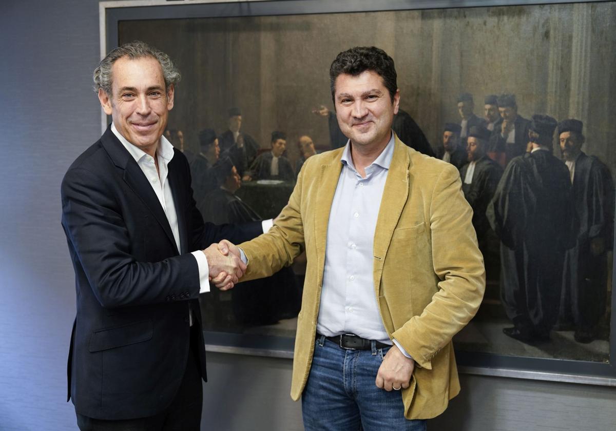 Manuel Mirat (izq.), CEO de Vocento, posa con Silvio Pagliani, consejero delegado y cofundador de Immobiliare.it.