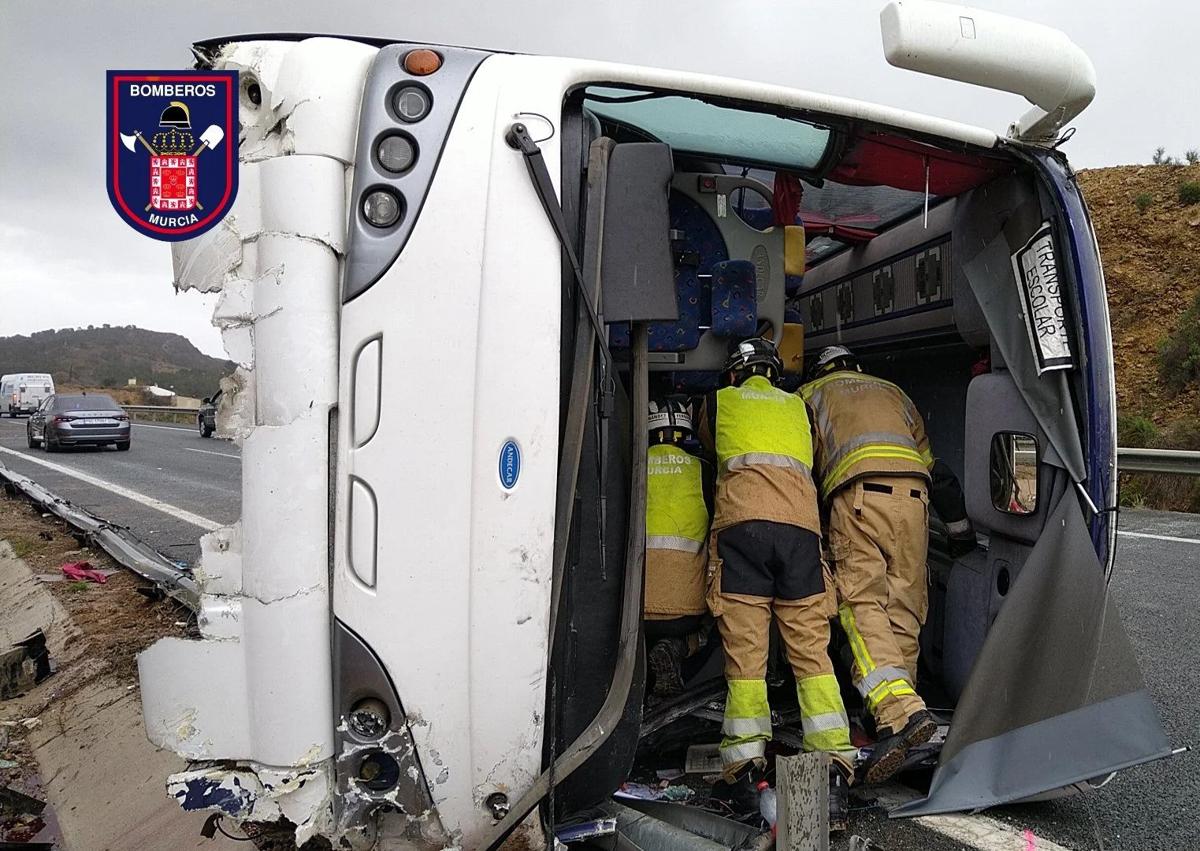 Imagen secundaria 1 - Imágenes de las labores de rescate tras el accidente. 