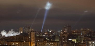 El ejército ucraniano ilumina el cielo para descubrir a los drones que Rusia ha lanzado contra Kiev esta pasada madrugada.