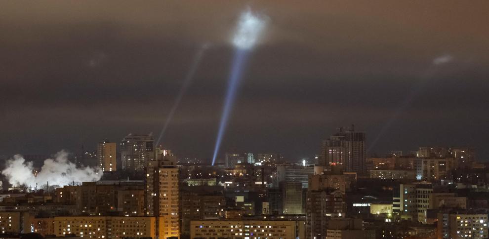 El ejército ucraniano ilumina el cielo para descubrir a los drones que Rusia ha lanzado contra Kiev esta pasada madrugada.