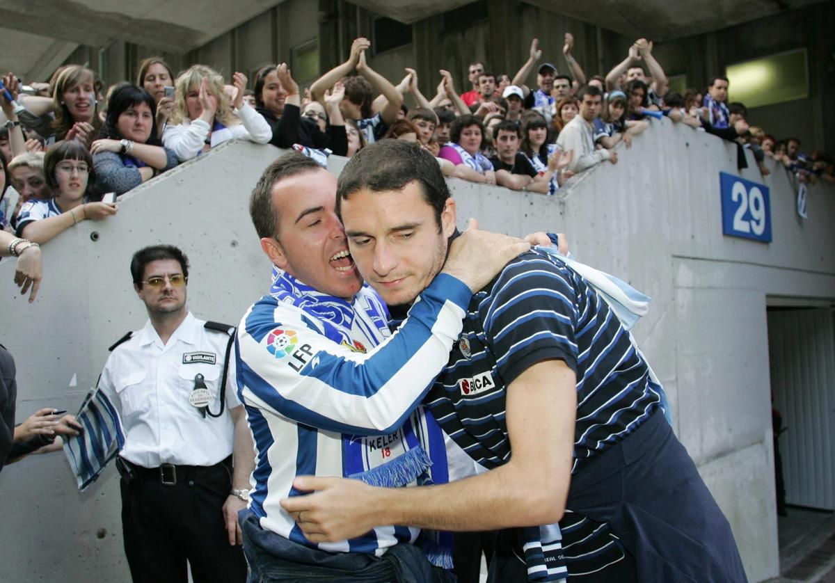 Un aficionado abraza a Delibasic durante su etapa en la Real Sociedad.