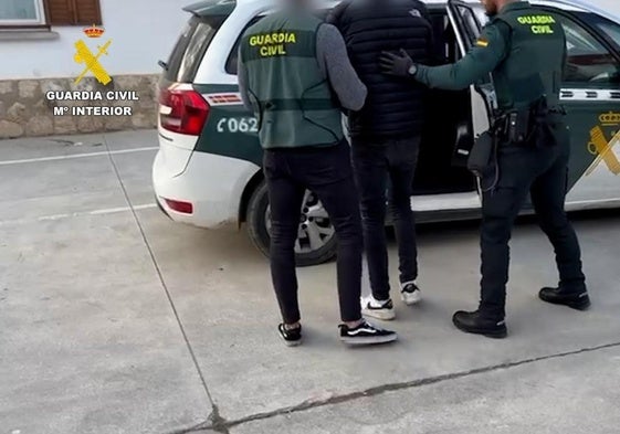 Momento de la derención de uno de los menores.
