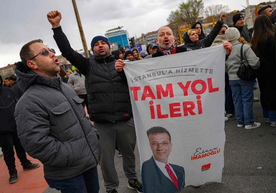 Partidarios del alcalde de Estambul se manifiestan en las calles de la capital turca para protestar contra su detención.