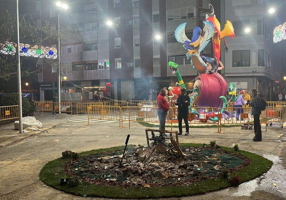 Cuatro heridos al caer entre el público el cohete de aviso de la cremà infantil de una falla