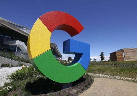 Bruselas acusa a la matriz de Google de favorecer a sus propios servicios como su app Google Play