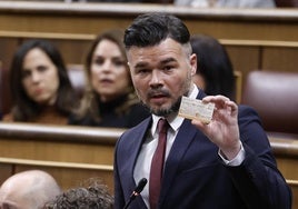 Gabriel Rufián muestra un billete de Rodalies, durante la sesión de control al Ejecutivo.