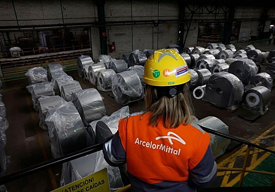 Una trabajadora en una planta de ArcelorMittal en Etxebarri, Bizkaia.