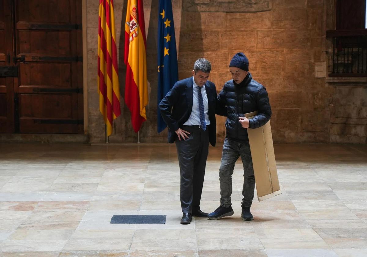 Mazón conversa con uno de los familiares de víctimas de la dana en el Palau.