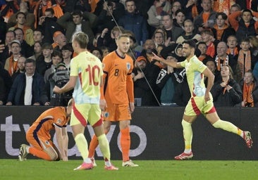 Mikel Merino salva una mala noche de España