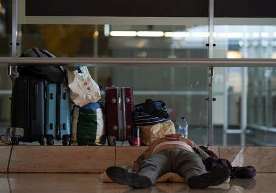 Una de las personas sin hogar que pasan la noche en la T4 de Barajas.