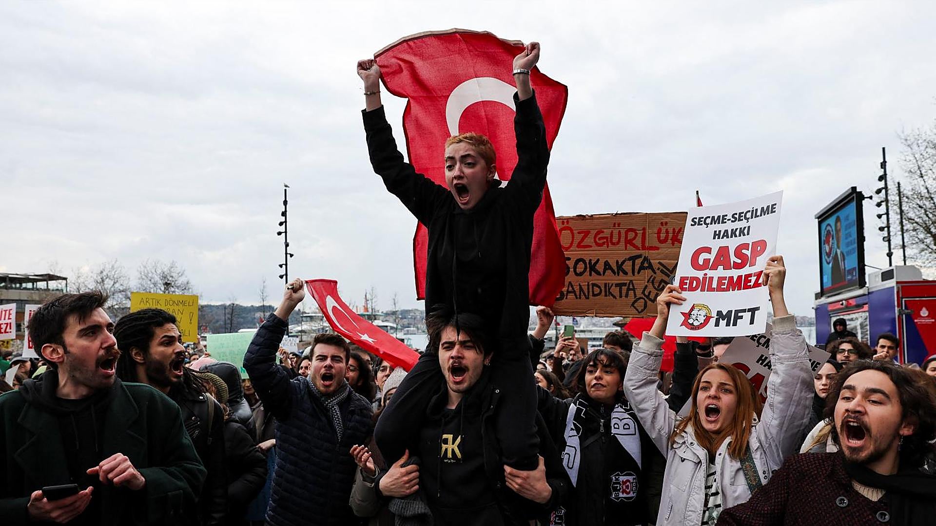 トルコ警察は、ソーシャルネットワークを批判しているために37人を止めました。イスタンブール市長の逮捕