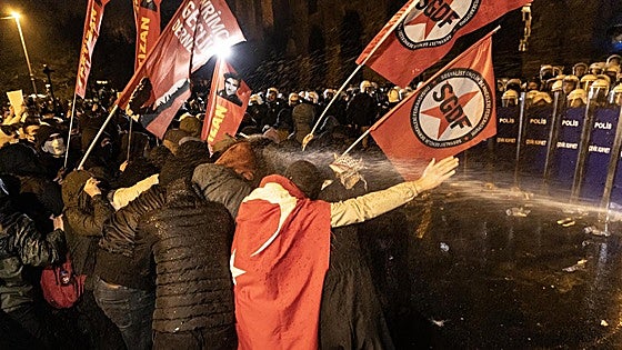 Cientos de miles de manifestantes y 343 detenidos en las protestas para liberar al alcalde de Estambul