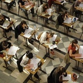 Un grupo de estudiantes de secundaria realizan un examen.