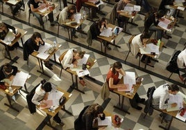 Un grupo de estudiantes de secundaria realizan un examen.