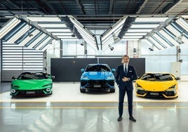 El consejero delegado de Lamborghini junto con la gama actual.