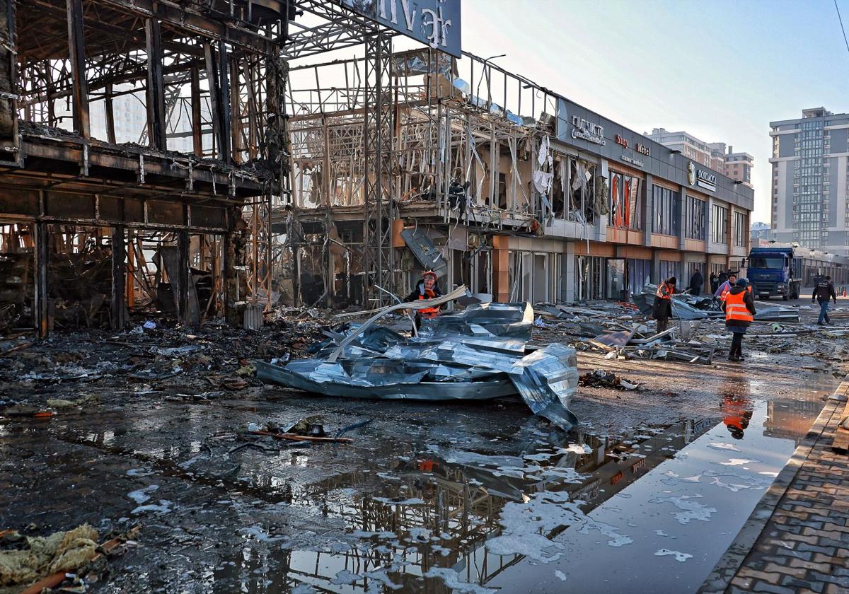 Un centro comercial de Odesa arrasado por la explosión de drones rusos.