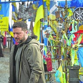 Volodímir Zelenski, durante un homenaje a los caídos en su visita a las tropas.