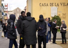 Vista del Ayuntamiento de Salt tras los altercados de hace unos días.